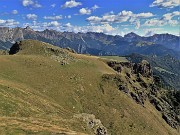 57 Dall'alto vista su torrione con croce-baita-altare Mincucco 